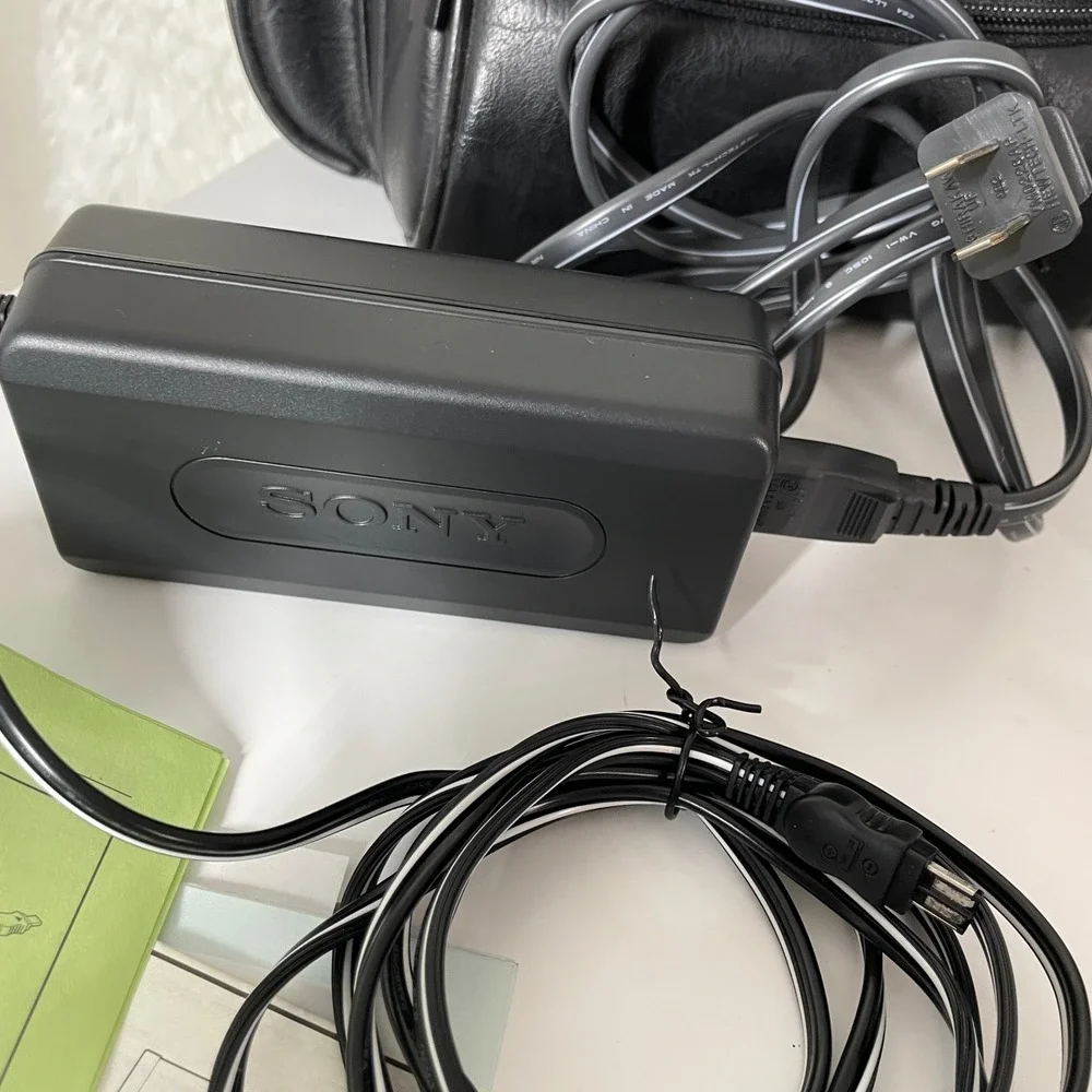 READ Sony Cyber-shot DSC-F717 Digital Camera Carl Zeiss Lens Silver Bundle Parts
